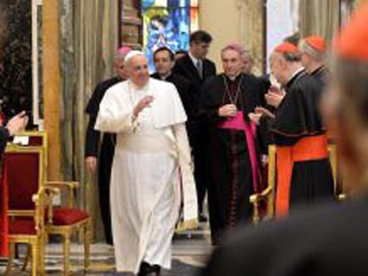 Francisco saúda os membros da Cúria romana no Vaticano.