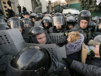 Enfrentamientos ante el Parlamento ucranio, el martes en Kiev. / Foto: Efe| Vídeo: Reuters