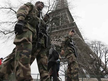 Soldados patrullan cerca de la Torre Eiffel.