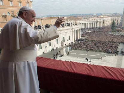 El Papa saluda a los fieles el día de Navidad.