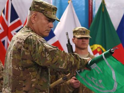 John Campbell enrolla la bandera de la misión ISAF en Kabul.