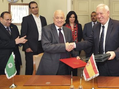 El ministro español de Asuntos Exteriores, José Manuel García Margallo (derecha), con el secretario general de la Liga Árabe, Nabil al Arabi en El Cairo.