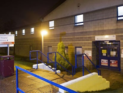 Exterior del centro sanitario donde está siendo tratado el paciente.