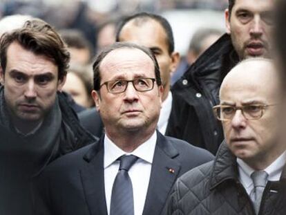 El presidente francés, François Hollande, ante las oficinas de 'Charlie Hebdo'