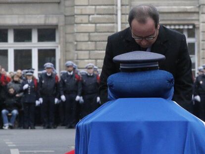 El presidente Hollande impone la medalla de la Legión de Honor a uno de los policías muertos en el ataque.