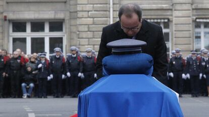 Hollande impõe a medalha da Legión de Honor a um dos policiais morridos no ataque contra 'Charlie Hebdo'.