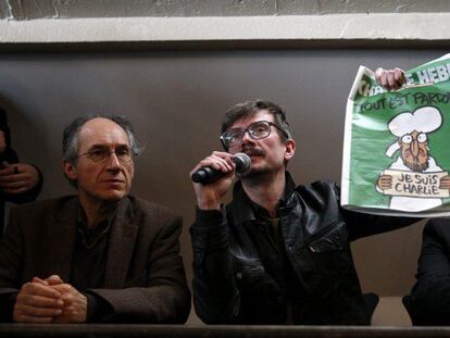 O novo editor do Charlie Hebdo (à esq.),o chargista Luz e o jornalista Patrick Pelloux (à dir.) durante a entrevista coletiva oferecida na sede do jornal Libération para apresentar o novo número do semanário.