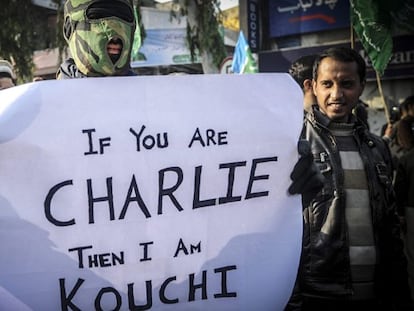 Manifestantes com um cartaz na que se lê: "Se é Charlie, eu sou Kouchi".