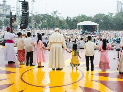 El Papa con los niños que participaron en la misa en Manila.