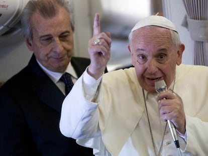 El Papa se dirige a los periodistas en su vuelo de regreso de Asia.