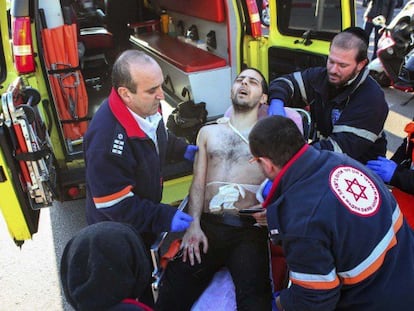 Médicos atendem a um dos feridos.