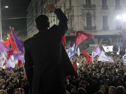 Alexis Tsipras saluda a sus seguidores en el mitin de Atenas.