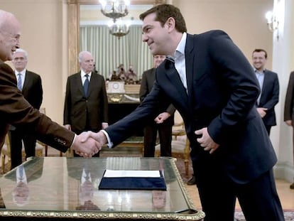 Tsipras cumprimenta o presidente da República depois de jurar seu cargo.