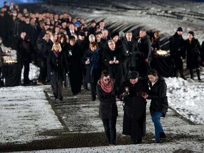 Procesión con velas en recuerdo a los exterminados en el campo.