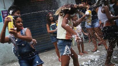 Unos niños juegan en Río en un 'bloco' antes de carnaval.