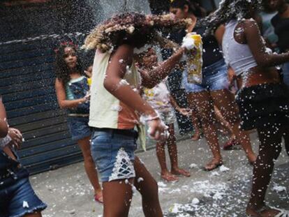 Unos niños juegan en Río en un 'bloco' antes de carnaval.