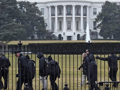 El servicio secreto rastrean el jardín de la Casa Blanca.