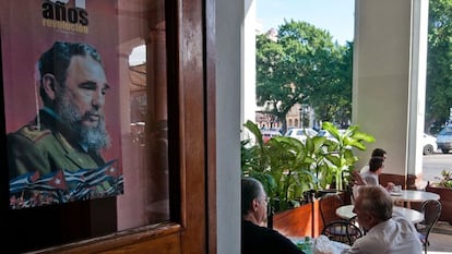 Póster de Fidel Castro en la entrada de un hotel en La Habana.