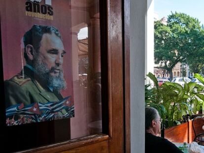 Póster de Fidel Castro en la entrada de un hotel en La Habana.