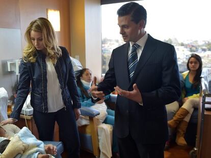 El presidente Peña Nieto visita a los heridos en la explosión.