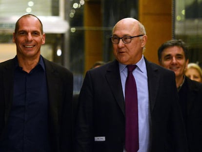 El ministro francés de Finanzas, Michel Sapin (derecha), junto a su homólogo en Grecia, Yanis Varoufakis, este domingo en París.