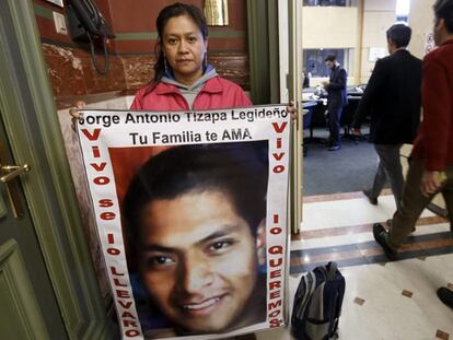 La madre de uno de los 43 estudiantes desaparecidos, en la puerta de la sala de la ONU en Ginebra que investiga el caso.