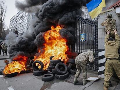 Soldados de 'Aidar' frente al Ministerio de Defensa de Ucrania.