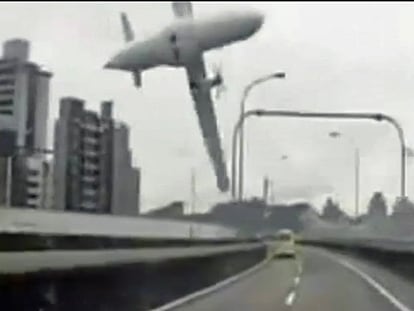 Momento em que o avião chocou-se contra o viaduto.