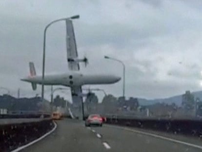 El avión a punto de estrellarse en la autopista.