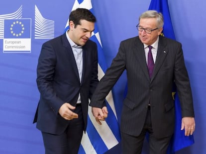 O presidente da Comissão Europeia levou o líder grego Tsipras pela mão ao lugar onde realizaram uma reunião.