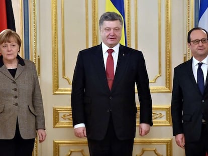 Poroshenko, rodeado por Merkel y Hollande, este jueves en Kiev.