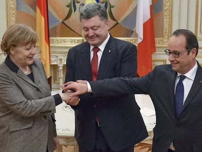 La canciller Merkel y los presidentes Poroshenko y Hollande.