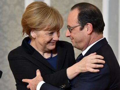 Merkel y Hollande se abrazan al término de la cumbre.