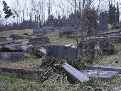 Tumbas profanadas en el cementerio judío de Sarre-Union.