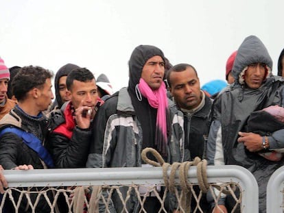 Inmigrantes desembarcan este martes en Sicilia.