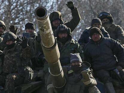 Militares ucranianos deixam Debaltsevo.