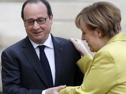 François Hollande y Angela Merkel, este viernes en París.