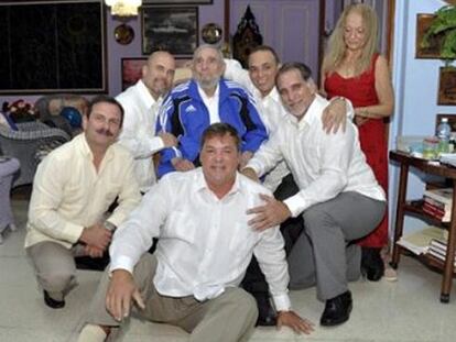 Fidel Castro, con los cinco agentes que estuvieron presos en EE UU.