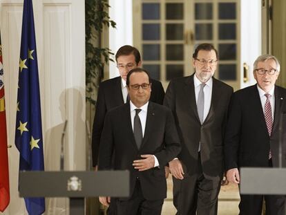 Los presidentes Passos Coelho, Rajoy, detrás, y Hollande y Juncker delante.