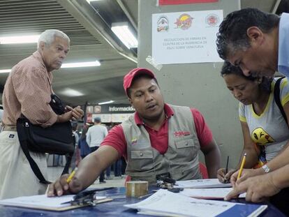 Recogida de firmas en Caracas contra las sanciones anunciadas por Washington.