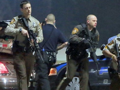 Policies es posen a cobert a la comissaria de Ferguson.