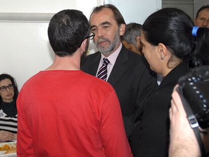 El ministro de Salud tunecino habla con el turista Juan Carlos Sánchez ante su mujer, Cristina Rubio. La pareja pasó 23 horas oculta en el museo.