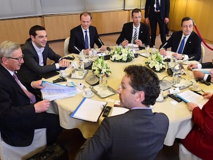 Os líderes da UE reunidos com Tsipras.