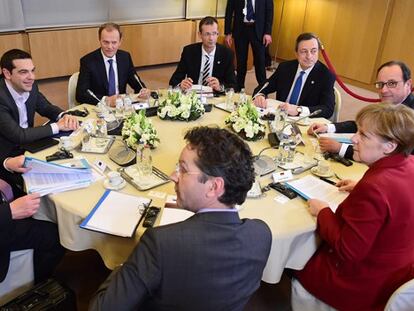 Los líderes de la UE reunidos con Tsipras.