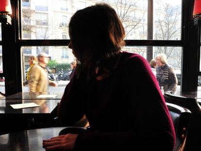 La periodista Anna Erelle, el miércoles pasado, en un café de París.