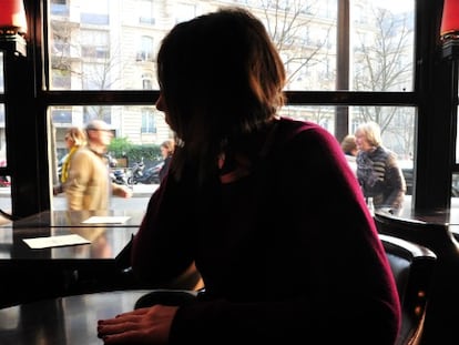 La periodista Anna Erelle, el miércoles pasado, en un café de París.