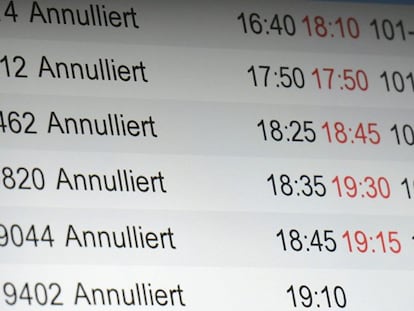 Panel de vuelos cancelados por Germanwings en Düsseldorf.