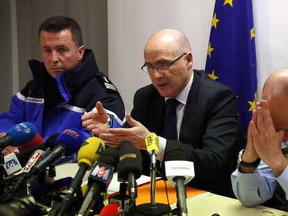 El fiscal francés Brice Robin con su equipo en la rueda de prensa.