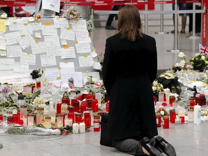 Flores y velas en el aeropuerto de Düsseldorf.
