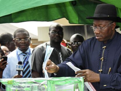 El actual presidente de Nigeria, Goodluck Jonathan, deposita su voto.